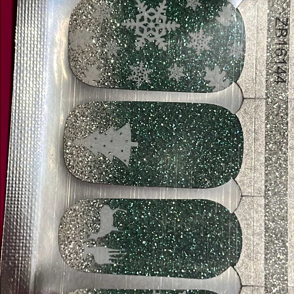 Christmas 16 strips glitter sparkly nail polish strips 🎄